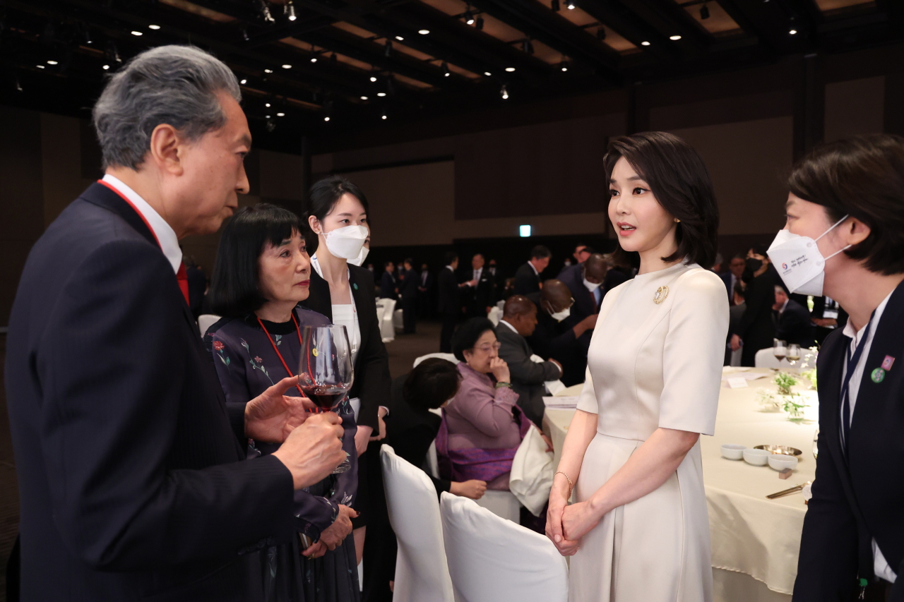 First lady Kim Keon-hee talks with former Japanese Prime Minister Yukio Hatoyama during Yoon’s inauguration dinner at Shilla Hotel in Seoul, Tuesday evening. (Yonhap)