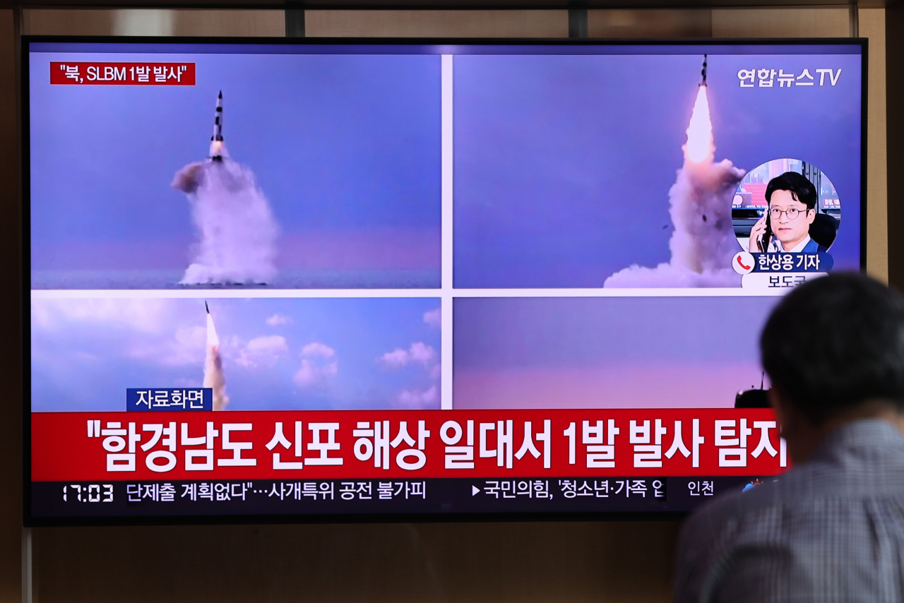 This photo, taken last Saturday, shows a news report on a North Korean missile launch being aired on a TV screen at Seoul Station in Seoul. (Yonhap)