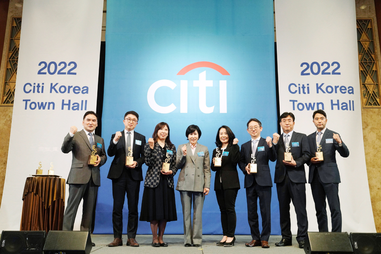 Citibank Korea CEO Yoo Myung-soon (fifth from right) pose with employees at an internal town hall meeting held on May 4 in Seoul. (Citibank Korea)