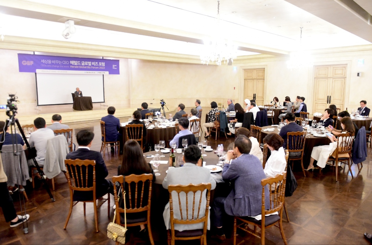 Kim Hyung-seok, professor emeritus at Yonsei University, speaks at The Korea Herald’s Global Business Forum held in Gangnam-gu, southern Seoul, on Wednesday. (Jenny Sung)