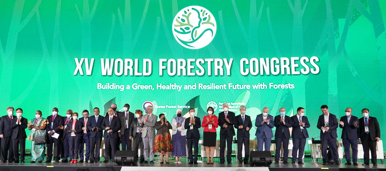 Delegates at the 15th World Forestry Congress celebrate at a closing ceremony held at Coex, Gangnam-gu, Seoul. (Yonap)