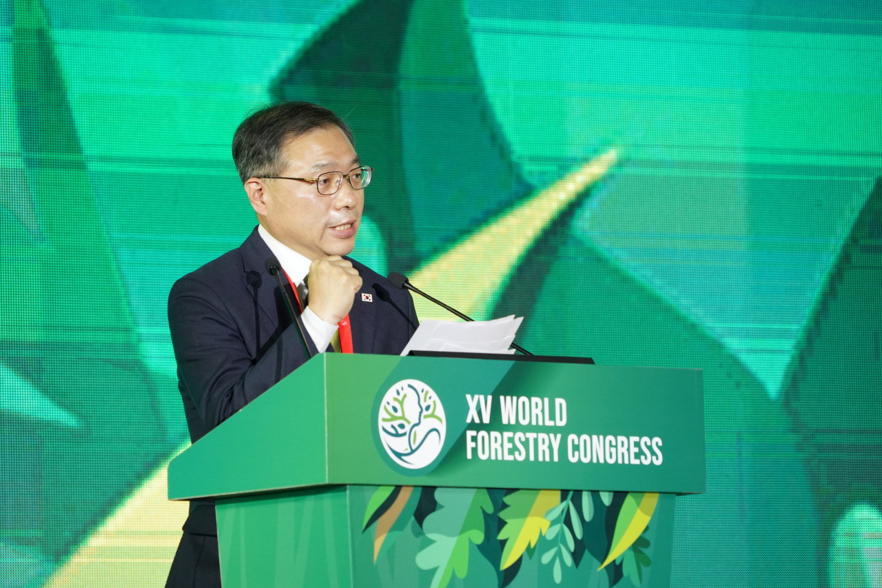 The Korea Forest Service Minister Choi Byeong-am speaks during a closing ceremony of the 15th World Forestry Congress, held at Coex, Gangnam-gu, Seoul. (Yonhap)