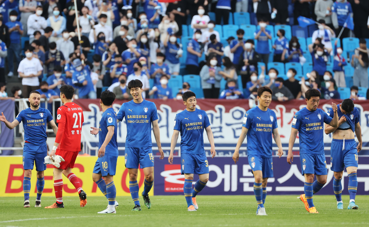 In this file photo from last Thursday, Suwon Samsung Bluewings' players react to their 1-0 victory over Ulsan Hyundai FC in the clubs' K League 1 match at Suwon World Cup Stadium in Suwon, 45 kilometers south of Seoul. (Yonhap)