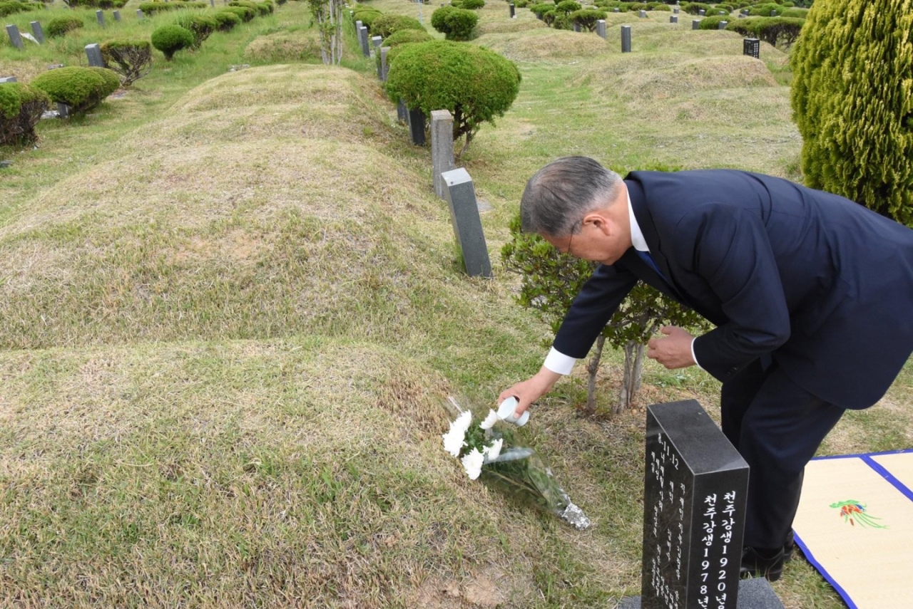 Former President Moon Jae-in pays respect at his parents’ grave in Yangsan, South Gyeongsang Province, Thursday. (Moon Jae-in’s Facebook)