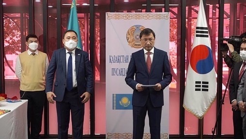 Kazakh ambassador to Korea Bakyt Dyussenbayev speaks at the opening ceremony of Kazakhstan Consulate General in Busan on Thursday. (Embassy of Kazakhstan in Seoul)