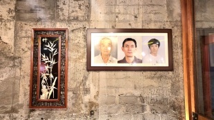Fotografii cu trei generații de proprietari Choma sunt postate pe un perete din Choma.  Poza din dreapta decât proprietarul actual.  (Kim Hae-yeon / The Korea Herald)