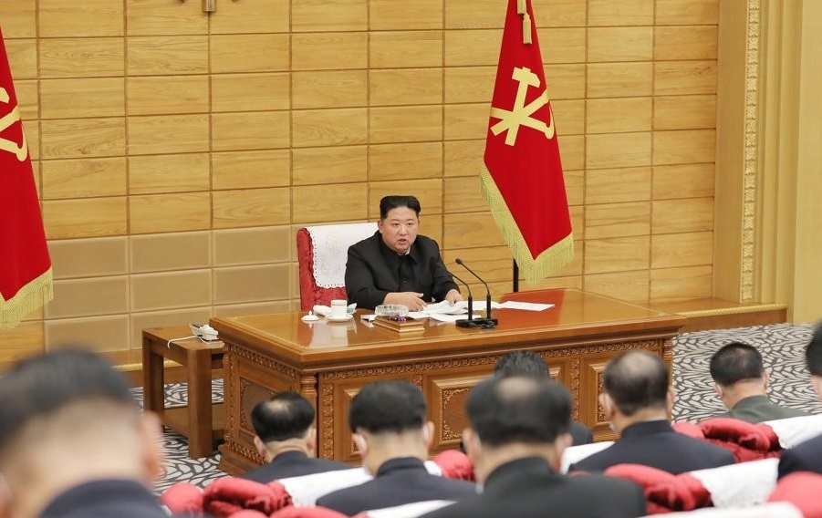 North Korean leader Kim Jong-un (C) speaks at a politburo meeting of the ruling Workers` Party to inspect the country`s antivirus efforts against the COVID-19 pandemic on May 14, 2022, in this photo released by the North`s official Korean Central News Agency. (For Use Only in the Republic of Korea. No Redistribution) (Yonhap)