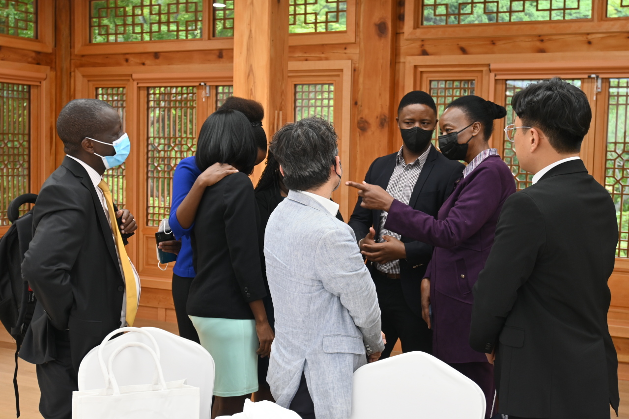 Kenyan researchers and guests interact with Kenya Energy Minister Monica Juma at Samcheonggak in Seongbuk-gu, Seoul, on May 8. (Sanjay Kumar/The Korea Herald)