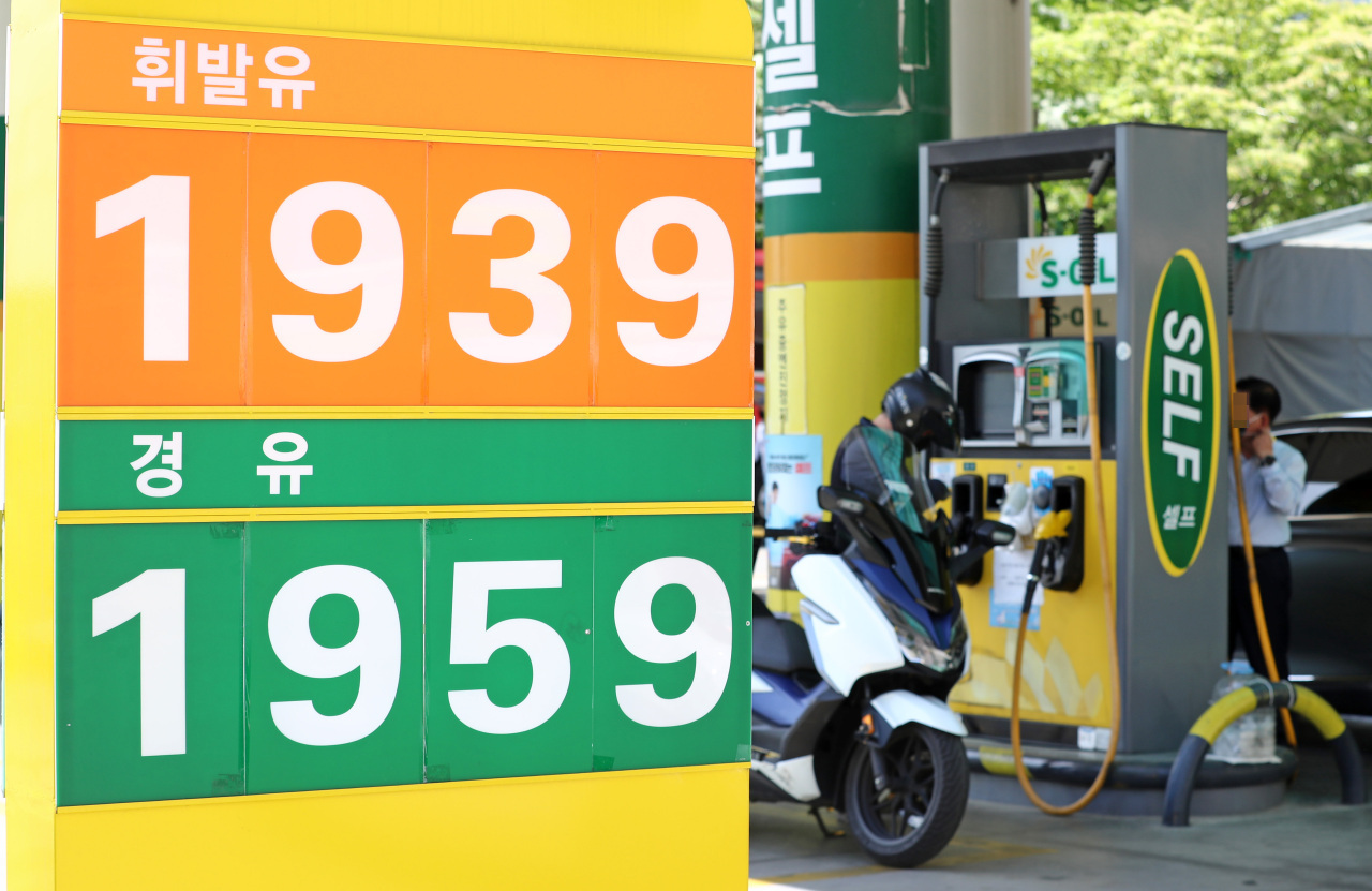 A board shows diesel retail price surpassing gasoline price at a gas station in Daejeon on May 9 amid growing concerns over rising diesel prices due to an inventory shortage and a lower tax cut than for gasoline.(Yonhap)