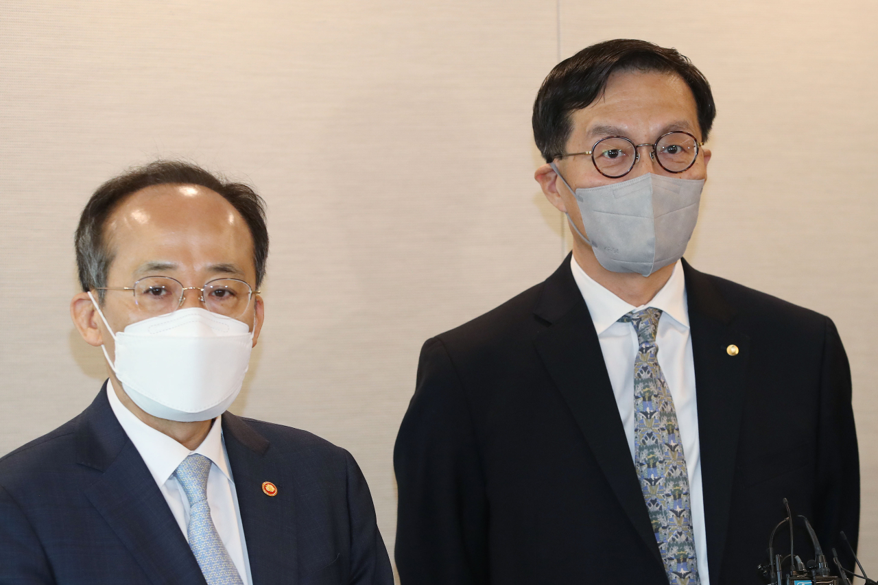 Finance Minister Choo Kyung-ho, left, and Bank of Korea Gov. Rhee Chang-yong pose for a photo at the Korea Press Center in central Seoul on Monday. (Yonhap)