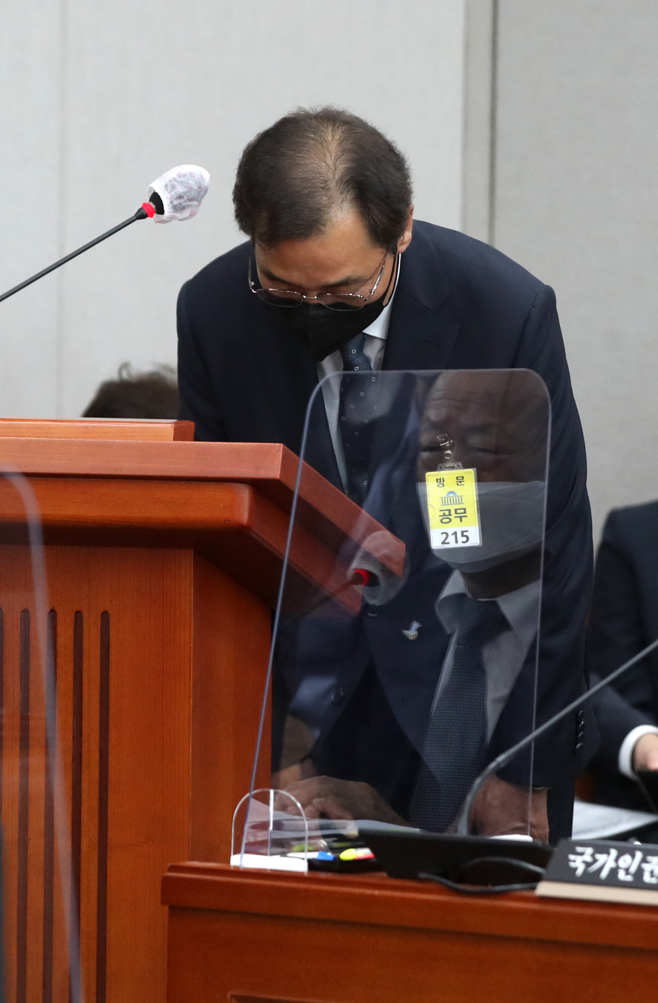 Yoon Jae-soon, secretary for administrative affairs for President Yoon Suk-yeol, apologizes for recent controversies at the National Assembly’s House Steering Committee meeting in Seoul on Tuesday. (Yonhap)