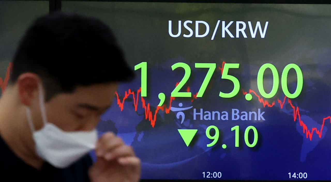 An electronic board showing the Korea Composite Stock Price Index (KOSPI) at a dealing room of the Hana Bank headquarters in Seoul on Tuesday. (Yonhap)