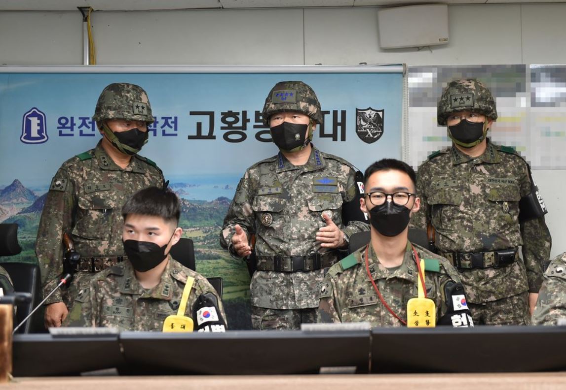 Joint Chiefs of Staff Chairman Gen. Won In-choul (2nd row, center) inspects a front-line unit of the Army`s 22nd Division in charge of the eastern border area to check its readiness, in Gangwon Province, northeast of Seoul, on May 17, 2022, in this photo provided by the JCS. (Yonhap)