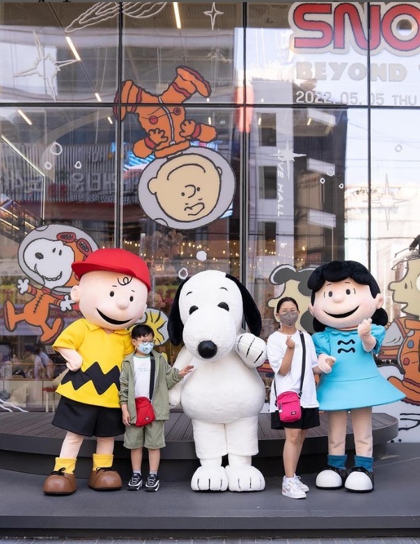 Visitors pose for photos with the major characters of the Peanuts comic strip (KT&G Sangsang Madang Busan)