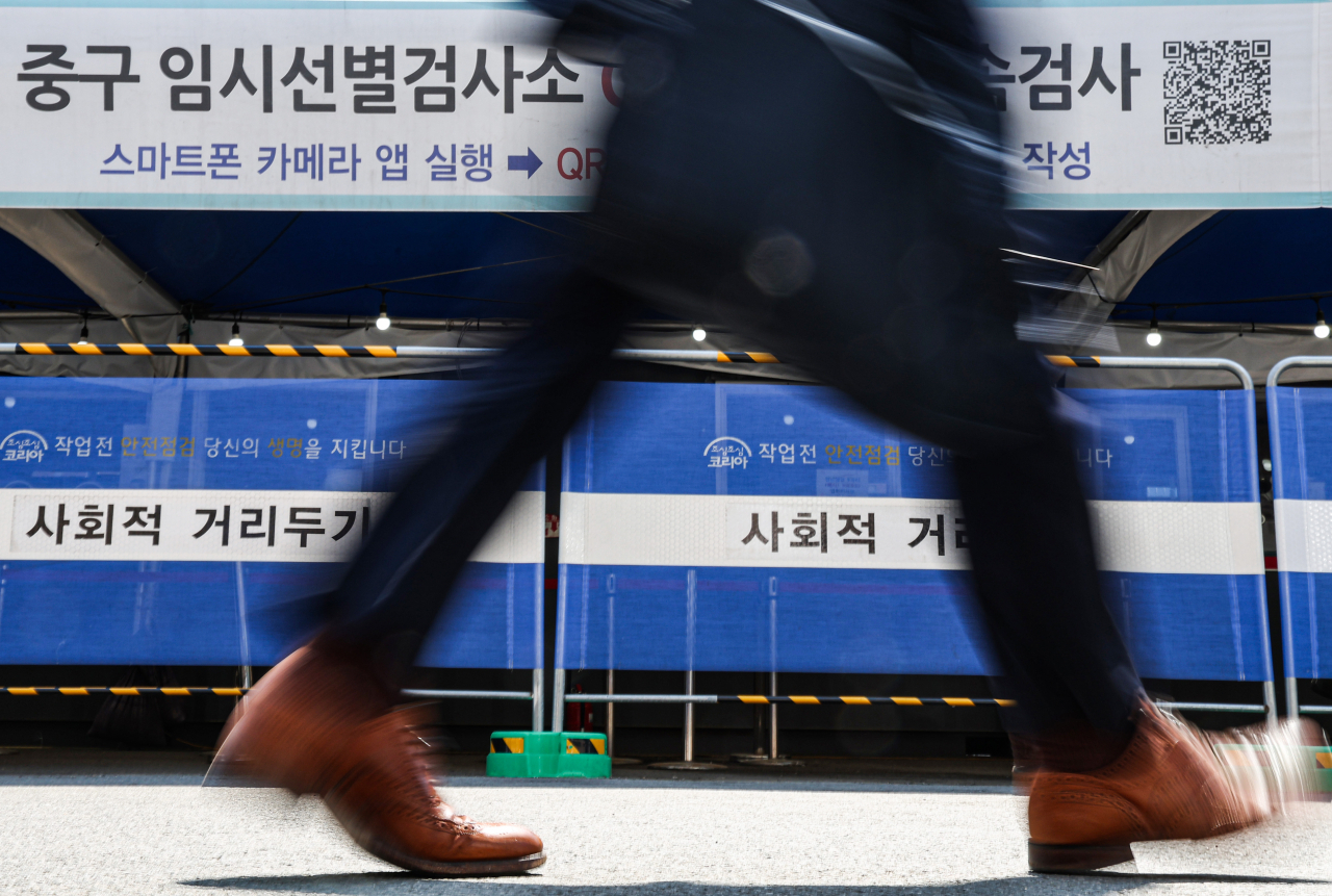 This photo shows a COVID-19 testing booth near Seoul Station in central Seoul on Monday. (Yonhap)