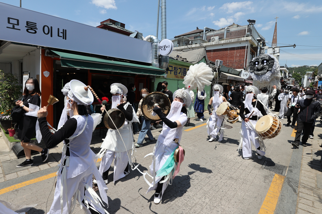 Traditional music and dance performances are being held at the Gunahaeng parade.(Yonhap)