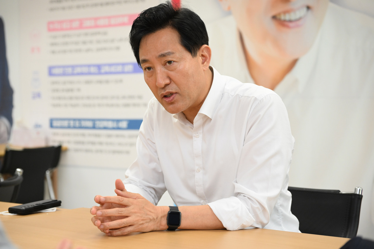 Seoul Mayor candidate Oh Se-hoon speaks during an interview with The Korea Herald at the candidate’s office in central Seoul, Tuesday. (Im Se-jun / The Korea Herald)