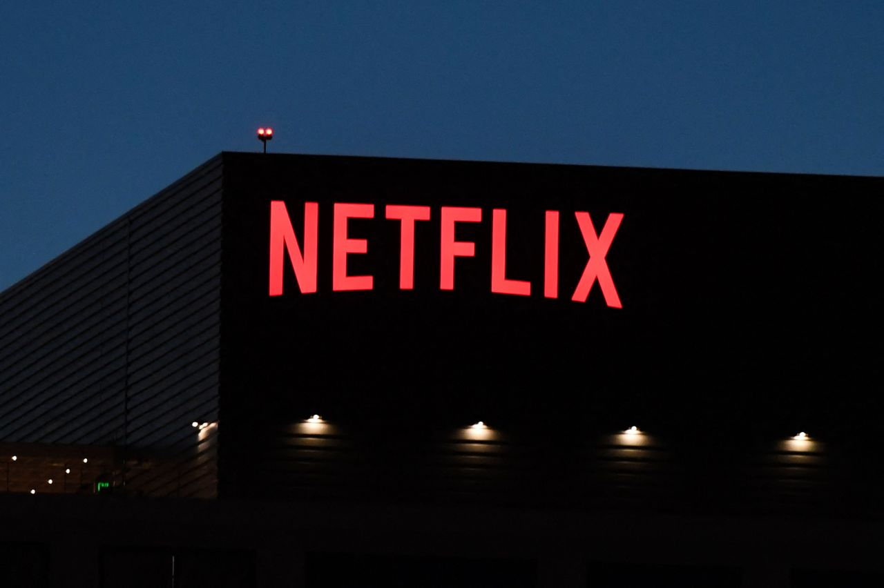 In this file photo taken on Oct. 19, 2021, the Netflix logo is seen on the Netflix, Inc. building on Sunset Boulevard in Los Angeles, California. (AFP-Yonhap)