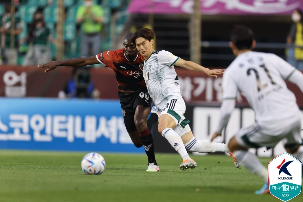 Moses Ogbu of Pohang Steelers (L) and Kim Jin-su of Jeonbuk Hyundai Motors battle for the ball during the clubs' K League 1 match at Pohang Steel Yard in Pohang, 370 kilometers southeast of Seoul, on Wednesday, in this photo provided by the Korea Professional Football League. (Yonhap)