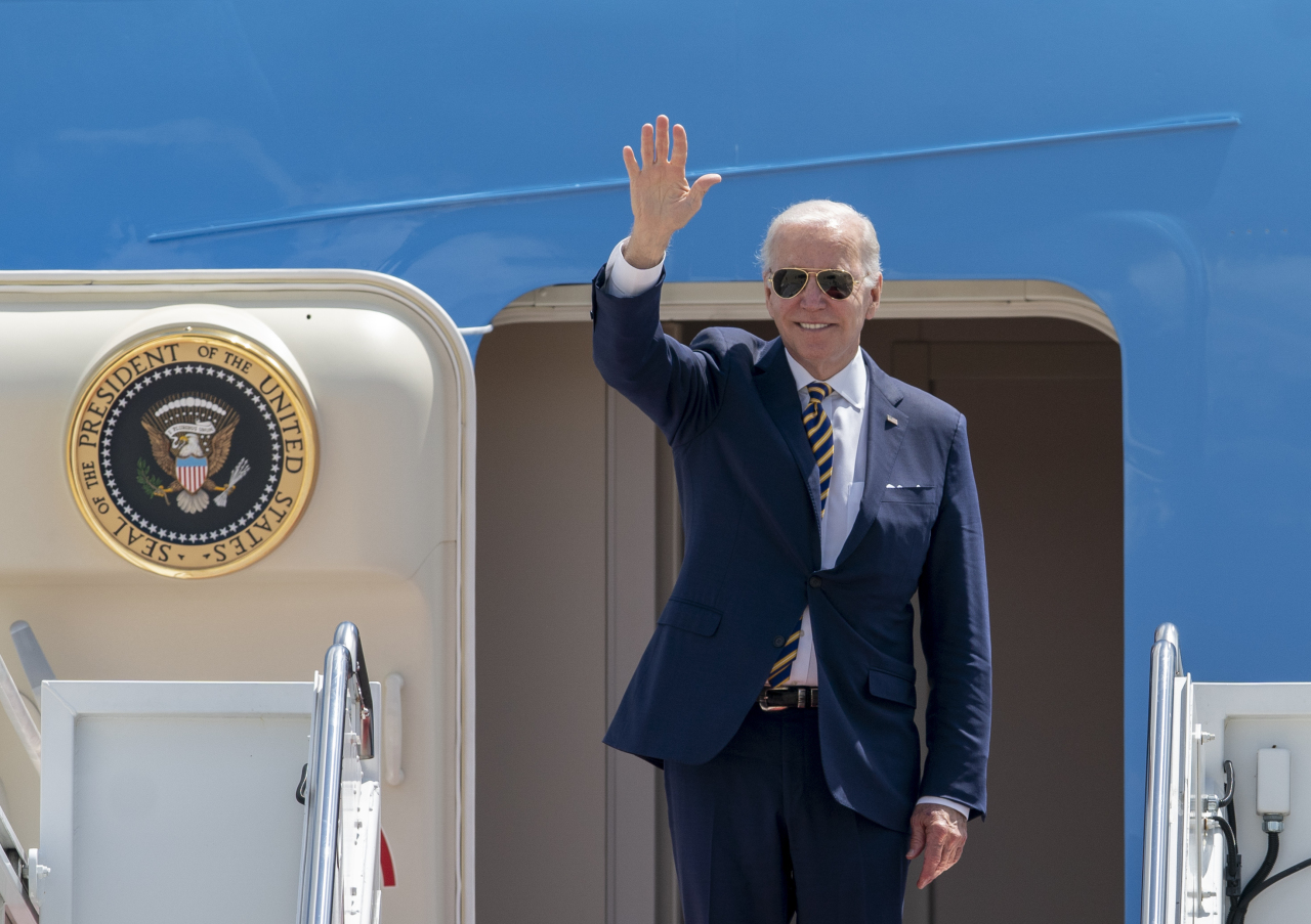 US President Joe Biden waves as he boards Air Force One for a trip to Korea and Japan at Joint Base Andrews, Maryland, on Thursday. (Yonhap)