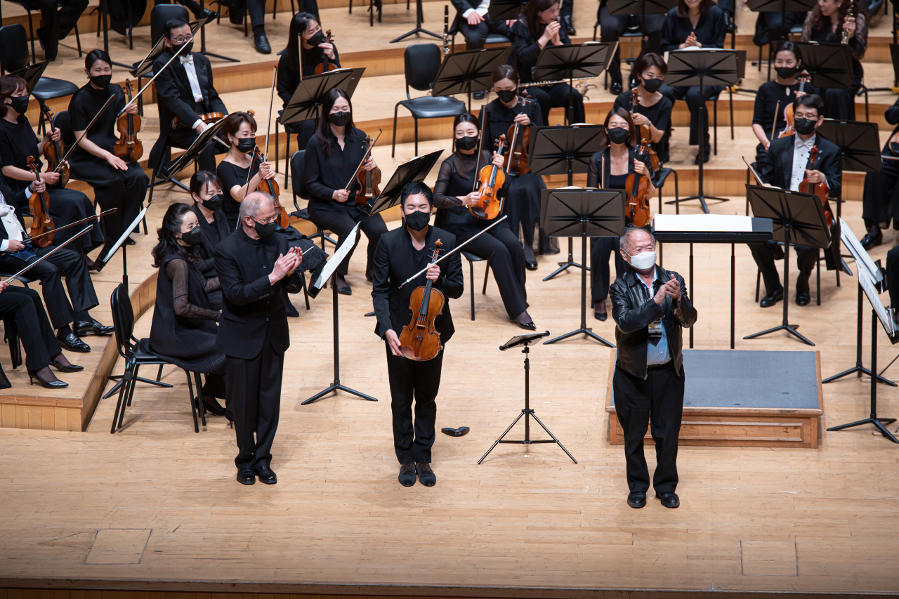 Paul Chihara (right), Richard Yongjae O’Neill (middle) and Osmo Vanska (left) greet the audience after O’Neill performed Chihara’s “Concerto for Viola and Orchestra: Portrait of the Artist as a Young Hero” with the Seoul Philharmonic Orchestra on Thursday. (SPO)
