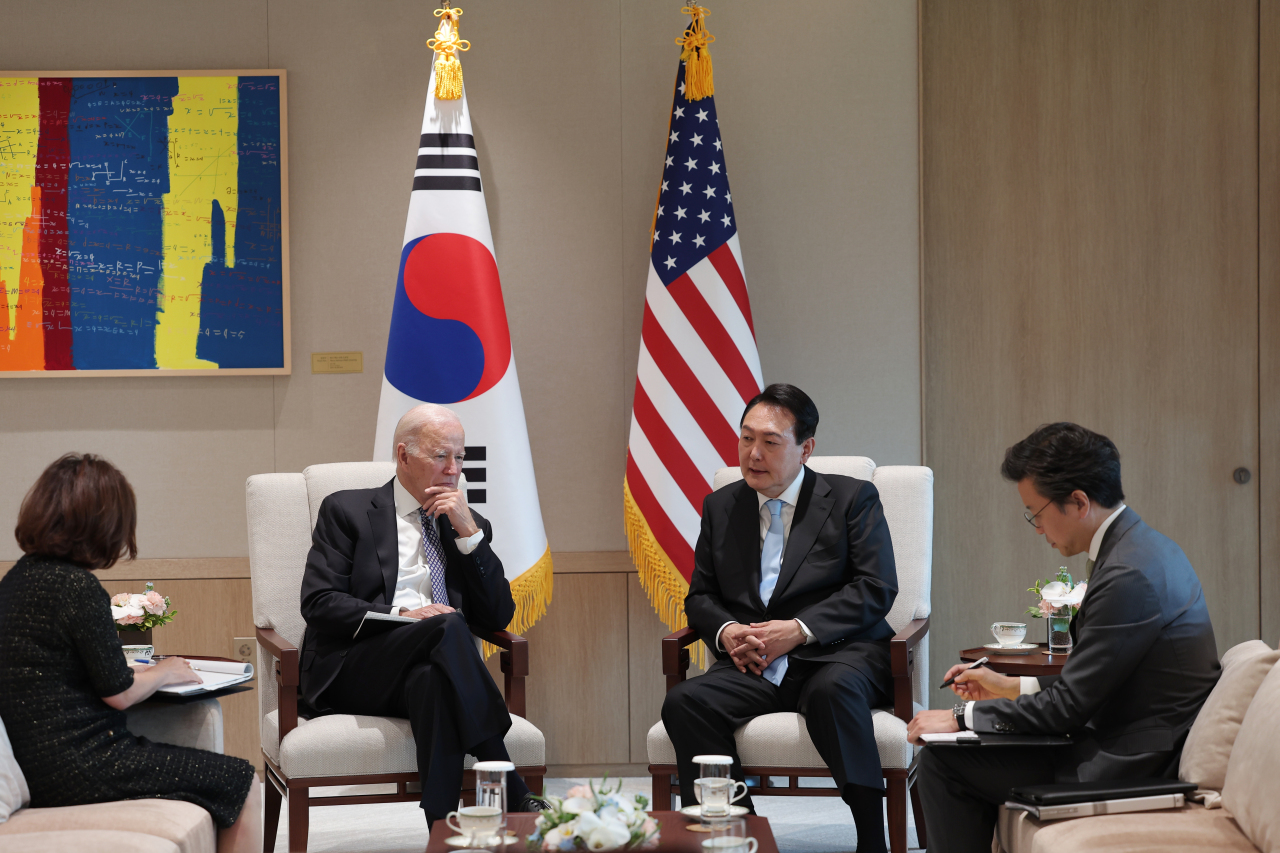 President Yoon Suk-yeol (R) and U.S. President Joe Biden (L) hold a summit at the presidential office in Seoul on May 21, 2022. (Yonhap)