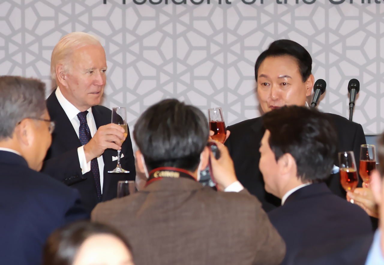 President Yoon Suk-yeol (R) and US President Joe Biden (L) share a toast during a state dinner at the National Museum of Korea in Seoul on Saturday. (Yonhap)