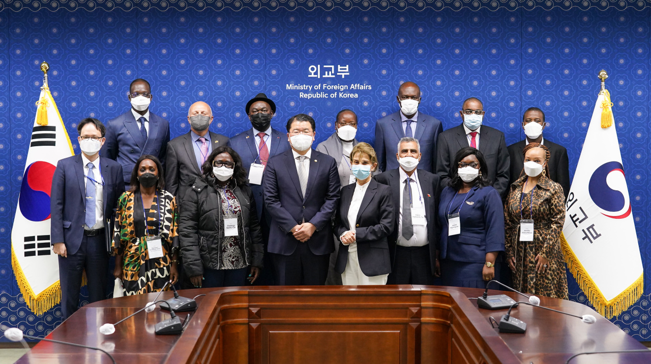 (Fourth from left, front row) South Korean Vice Foreign Minister Choi Jong-kun (Ministry of Foreign Affairs in Seoul)