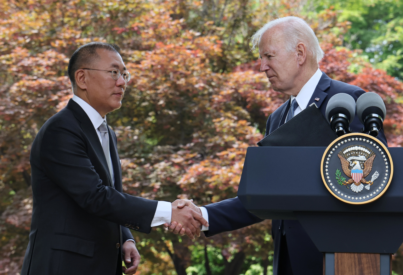 Hyundai Motor Group Executive Chair Chung Euisun (left) shakes hand with US President Joe Biden (right) after the briefing held at Grand Hyatt Seoul in Seoul, Sunday. (Yonhap)
