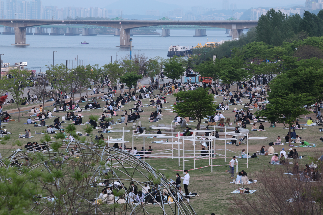 People enjoy picnic at Yeouido Han River Park on April 24, the first weekend since South Korea's social distancing measures were lifted. (Yonhap)