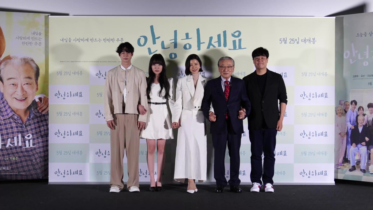 From left: Actors Song Jae-rim, Kim Hwan-hee, Yoo Sun and Lee Soon-jae alongside director Cha Bong-joo pose after a press conference at CGV Yongsan on Thursday. (D Station)