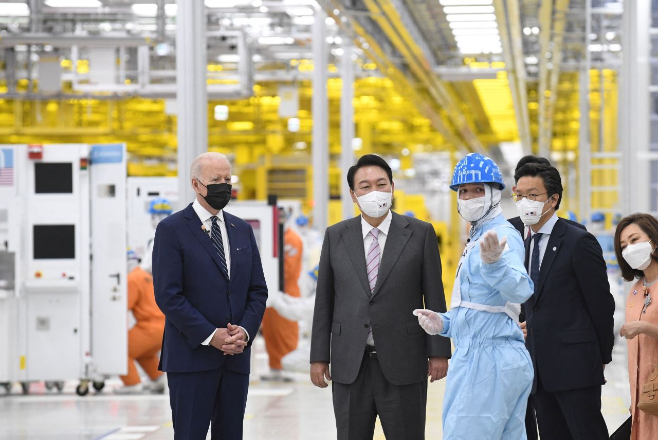 US President Joe Biden (left) and South Korean President Yoon Suk-yeol (second from left) visit the Samsung Electronic Pyeongtaek Campus in Pyeongtaek, South Korea (Reuters-Yonhap)