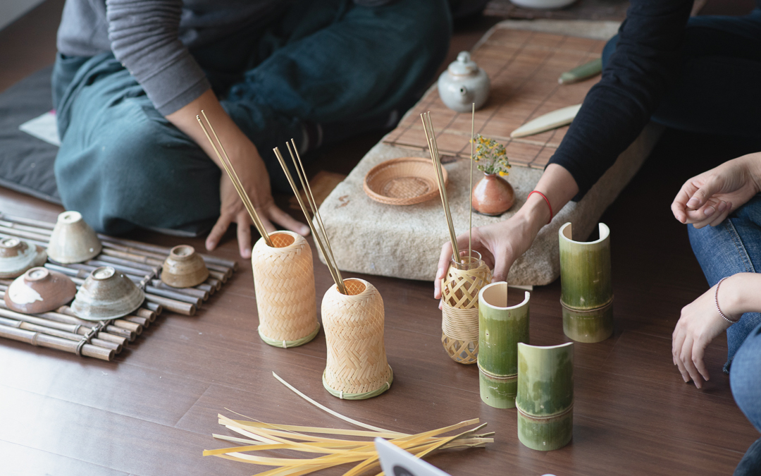Bamboo crafts artisan Han Chang-kyun makes a bamboo forest scent diffuser and holder. (Middle Studio)