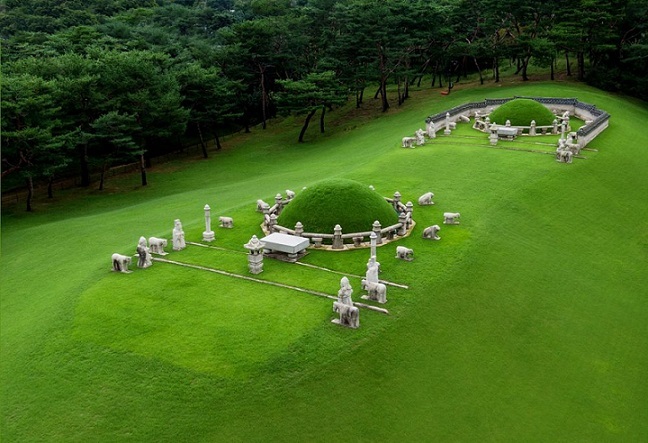 A panoramic view of Uireung. King Gyeongjong’s grave is placed directly behind that of his wife Queen Seonui (Cultural Heritage Administration)