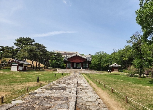 A view of Seolleung from the red-spiked entrance gate called Hongsalmun (Choi Jae-hee / The Korea Herald)