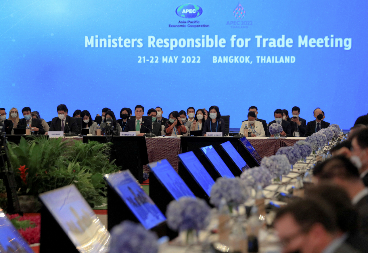 지난 주 토요일부터이 로이터의 사진은 태국 방콕에서 아시아 태평양 경제 협력 중에 무역 회의를 담당하는 장관의 개회식을 보여줍니다.  (로이터 - 연합 뉴스)