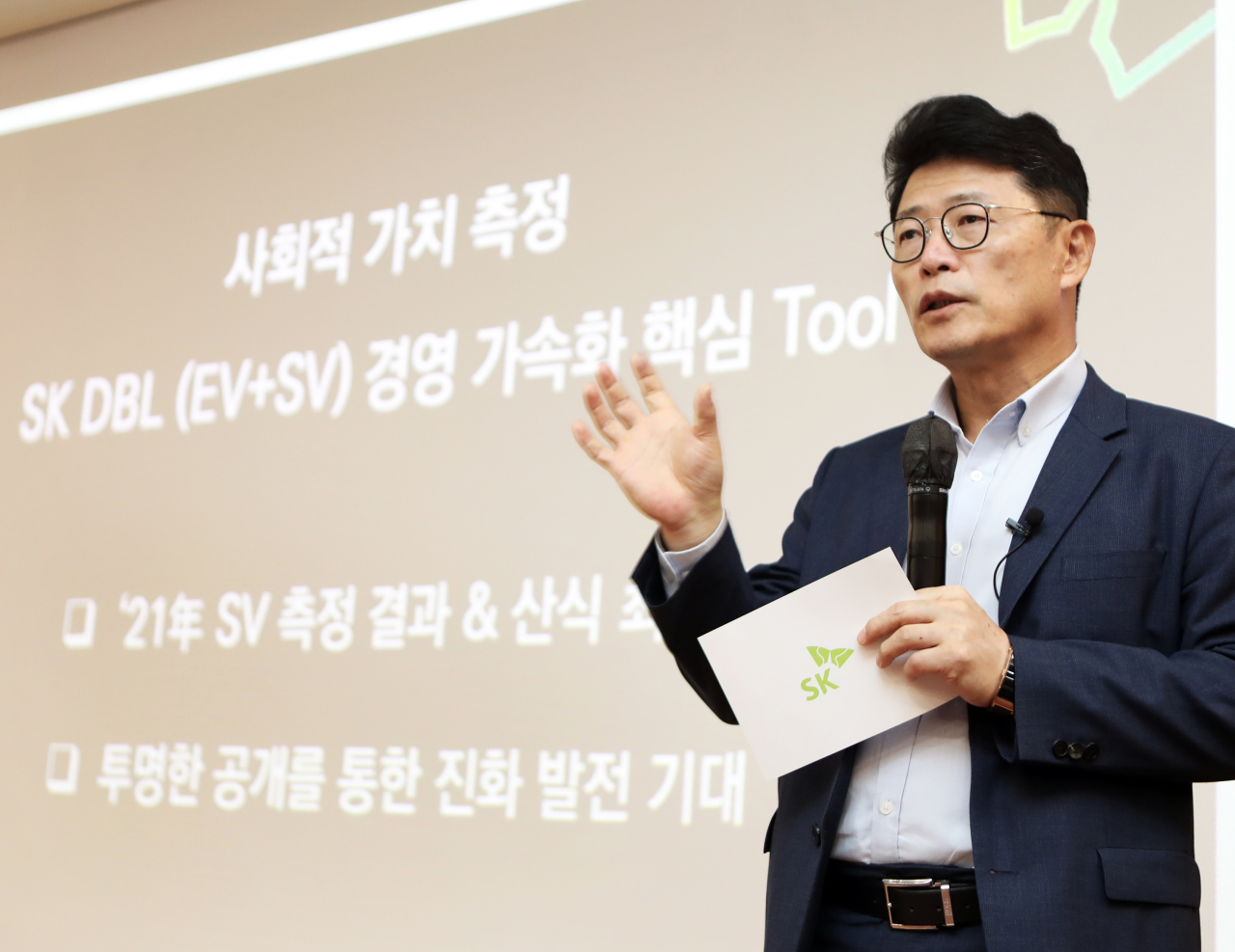 Lee Hyung-hee, chairman of the Social Value Committee at SK Group, speaks at a press briefing held at the group‘s headquarters in Seoul Monday. (SK Group)