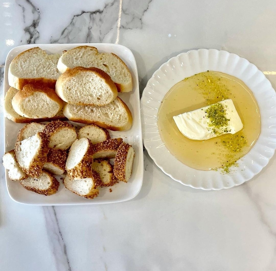 A plate of kaymak drenched in honey served with slices of Turkish bread (Alpedo)