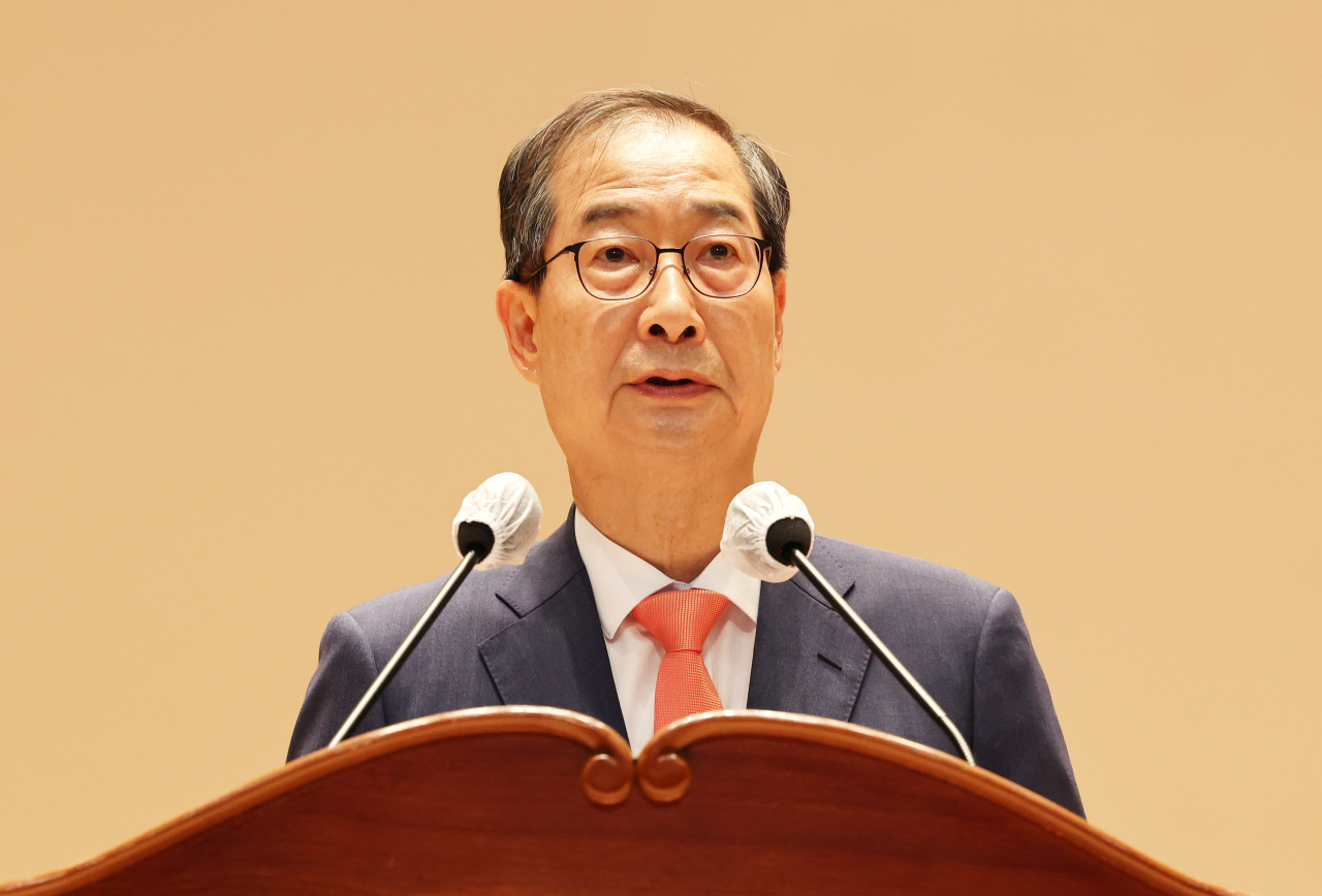 [Newsmaker] 새 한국 총리는 관료적 형식을 줄이면서 정치적 통합을 추구하고 경제 회복을 촉진하겠다고 약속했습니다.