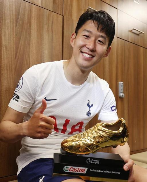 Tottenham Hotspur’s Son Heung-min poses with the English Premier League Golden boot award. (Son Heung-min’s Instagram page)