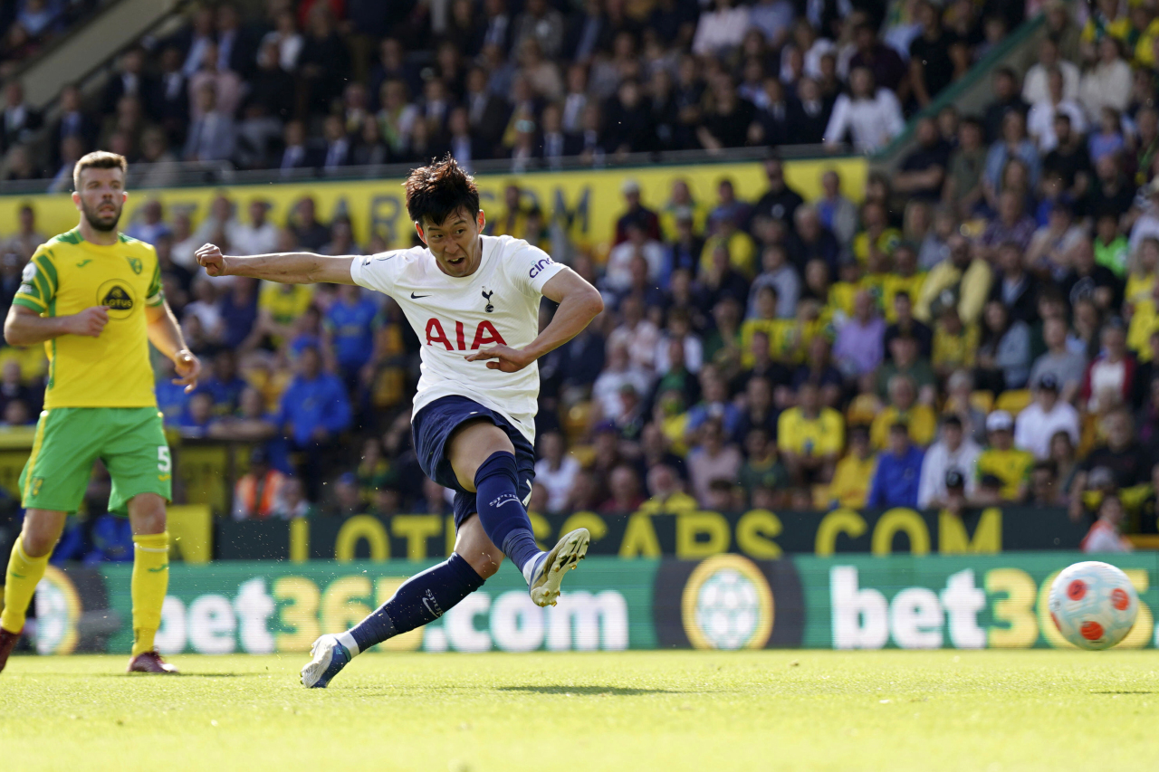 Tottenham Hotspur’s Son Heung-min shoots to score his side’s fourth goal during an English Premier League match between Norwich City and Tottenham Hotspur at Carrow Road Stadium, Norwich, England on Sunday. (AP-Yonhap)