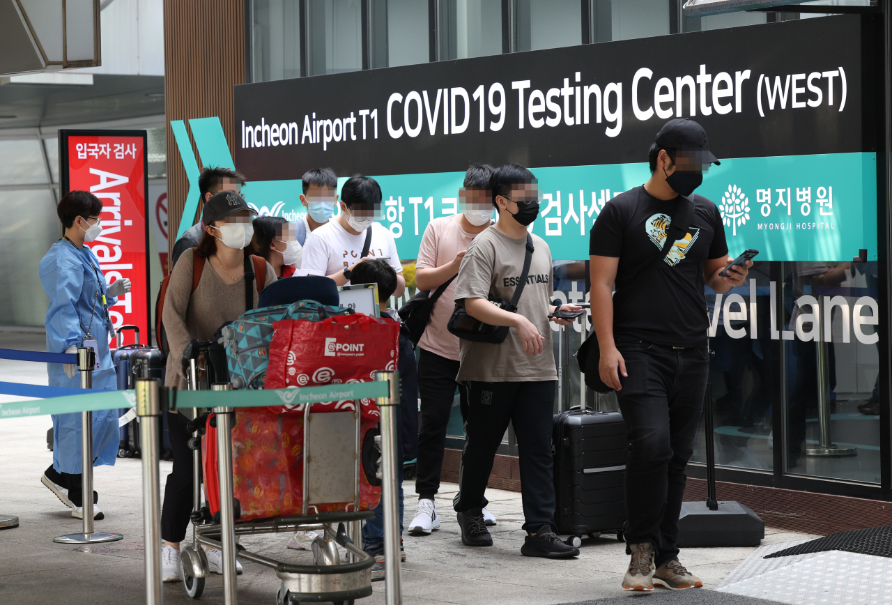 Travelers arriving in South Korea head to a coronavirus testing center at Incheon International Airport, some 40 kilometers west of Seoul, on Monday. (Yonhap)