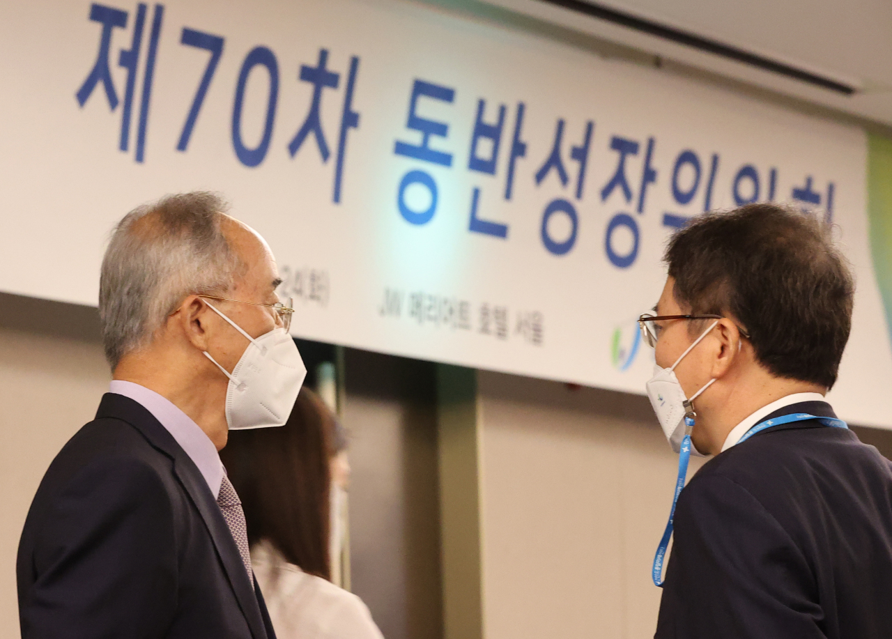 Oh Young-gyo (left), chairman of the Korea Commission for Corporate Partnership, speaks to an authority after the 70th commission meeting held at JW Marriott Hotel in Seocho-gu, Seoul, Tuesday. (Yonhap)