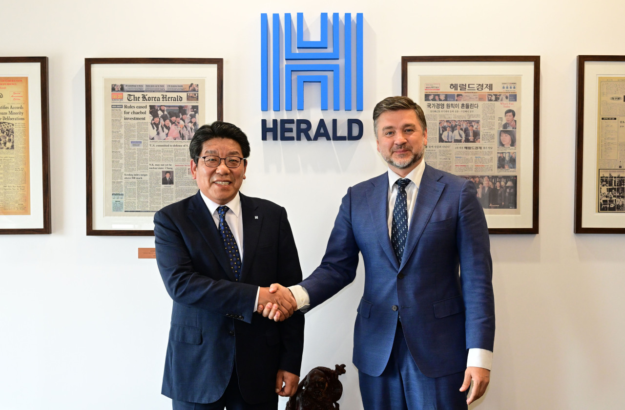 Estonian Ambassador to Korea Sten Schwede (right) and The Korea CEO Choi Jin-young pose for a photograph during a courtesy visit to the Herald Corp. headquarters in central Seoul on Monday. (Park Hae-mook/The Korea Herald)