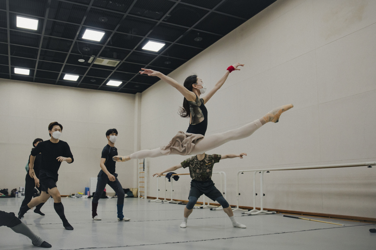 Dancers rehearse “Romeo and Julia,” a contemporary production created by Hue Young-soon. (Seoul Arts Center)
