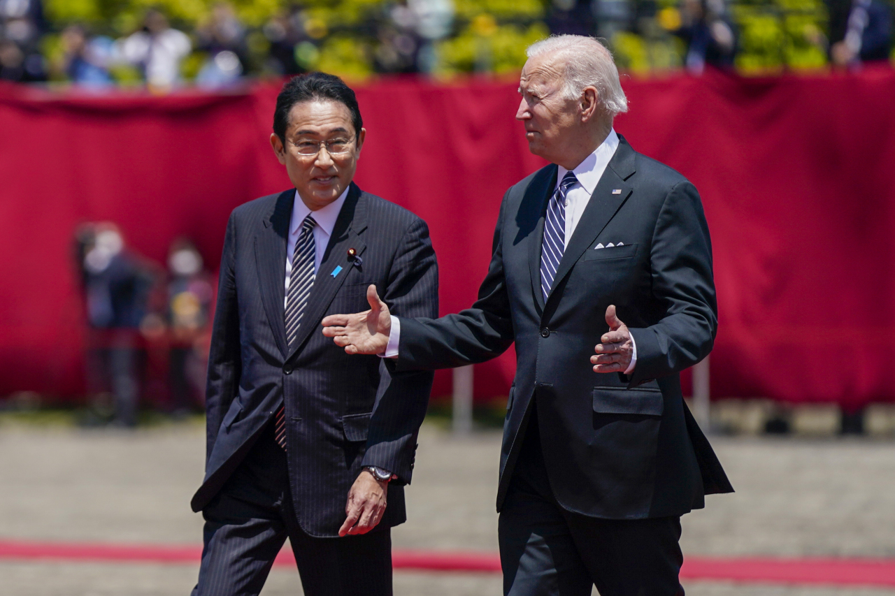 US President Joe Biden (right) meets with Japanese Prime Minister Fumio Kishida at Akasaka Palace in Tokyo on Monday. (AP-Yonhap)