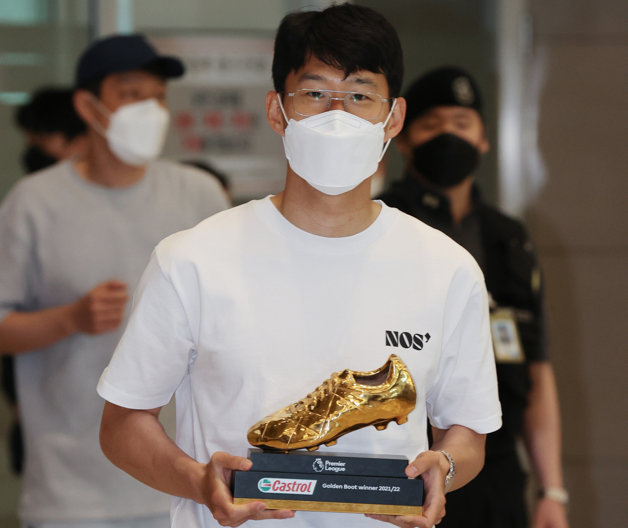 Son Heung-min arrives at Incheon International Airport Tuesday. (Yonhap)