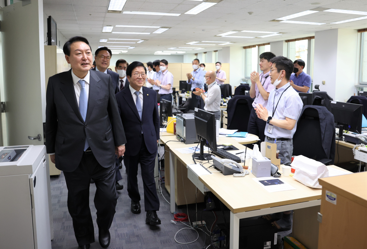 President Yoon Suk-yeol looks around the Yongsan office with outgoing leaders of the National Assembly, Tuesday. (Yonhap)