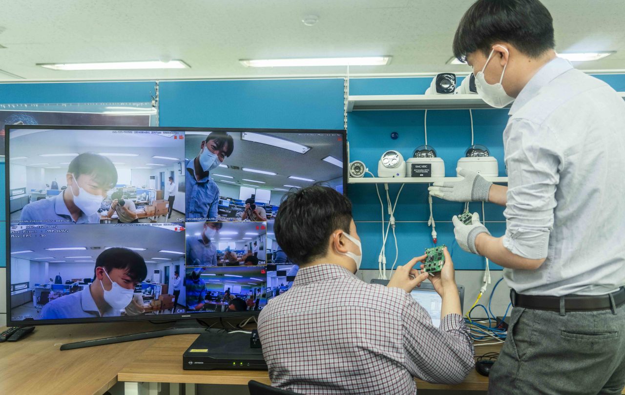 Employees of Korea Computer & Systems are seen doing a research on QRNG cryptography chip solutions. (SK Telecom)