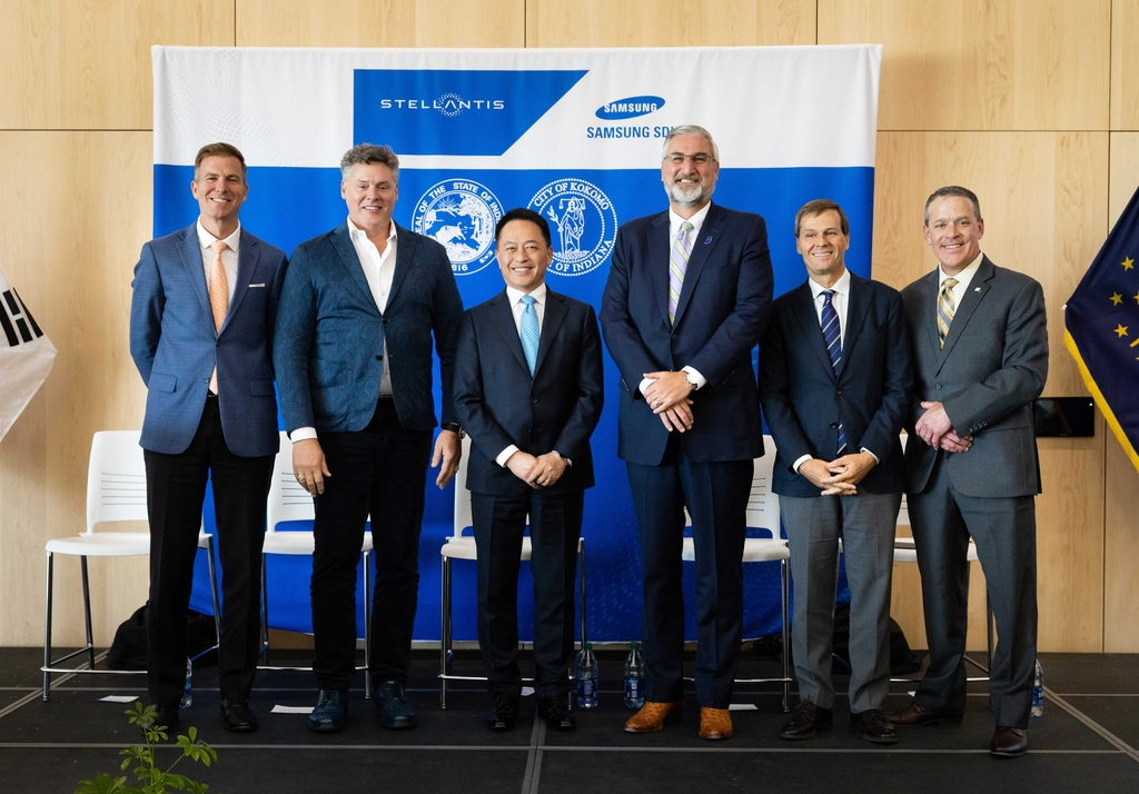 (From L to R) Shane Karr, head of external affairs at Stellantis; Mark Stewart, chief operating officer of Stellantis; Samsung SDI CEO Choi Yoon-ho; Indiana Gov. Eric Holcomb; Brad Chambers, secretary of commerce for Indiana Economic Development Corp.; and Kokomo Mayor Tyler Moore pose for photos after the signing ceremony for the Samsung SDI-Stellantis joint venture agreement to build an lithium-ion battery manufacturing facility in Kokomo, Indiana, on Tuesday, in this photo provided by Samsung SDI the next day. (Samsung SDI)